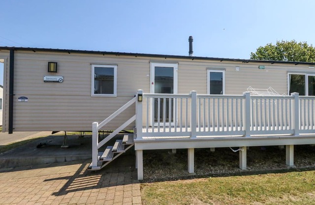 13 SUNSET TERRACE ROCKLEY PARK, family friendly in Poole