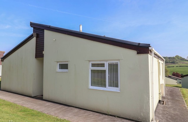 PEBBLE & PINE AT HARCOMBE HOUSE, family friendly in Chudleigh