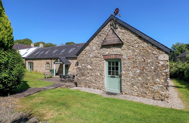 CARREG LAS, pet friendly, country holiday cottage in Wolfscastle