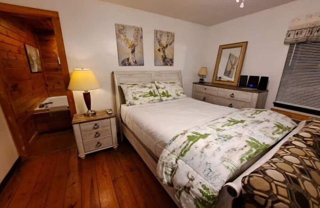 Pet Friendly Cabin Hideaway For 2! Cabin 7