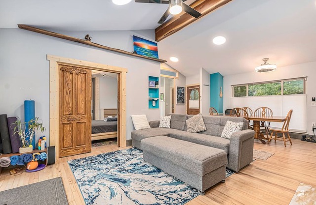 AMAZING 1 Acre Lakefront 3b/2b Apt w/Access to 4 Lakes, peaceful, boats galore!