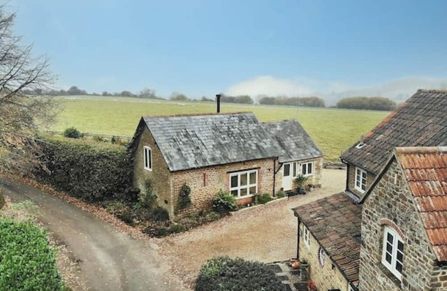 The Stone Barn - Luxury Barn in Rural Wiltshire
