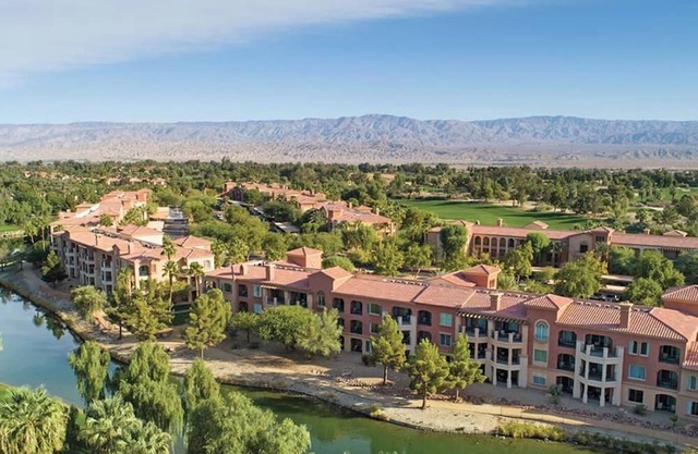 2-bedroom condo in marvelous Palm Desert with AC, WiFi, fitness room