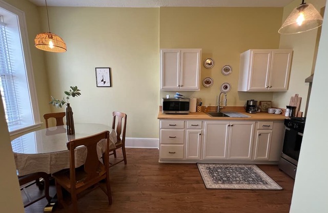 Charming 1-bedroom apartment with AC, WiFi on Bridge Street