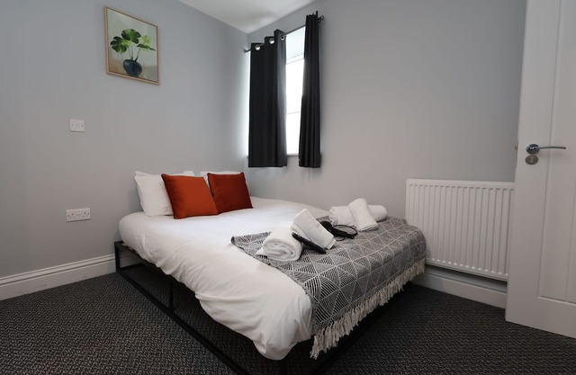 2 Bed Aprt, 2 En-Suites, Kitchen, Parking
