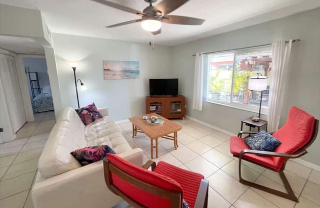 Fiesta Flamingo Cottage: Your Cocoa Beach Paradise with Kayaks & Bikes