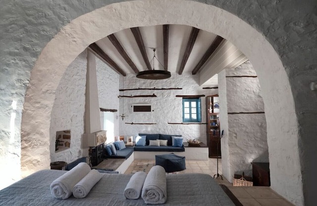 Historical Stone Manor-Upper Floor