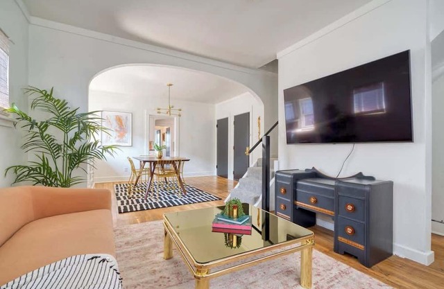 Warhol Suite ~ Cozy Apartment ~ 92 WalkScore