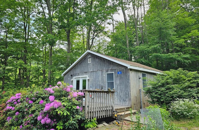 Cozy 2-bedroom cabin in charming Shandaken with WiFi, AC