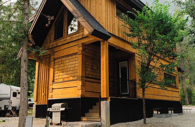 Modern 4-Bedroom Luxury CT Lodge Experience