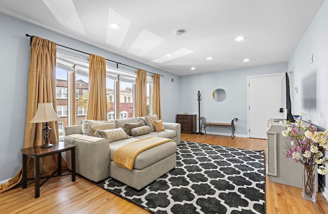 Spacious 3BR w/Parking, Pool Access & Easy Commute to NYC – Monthly Stays