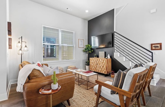 Hog Heaven-Steps to DT Fayetteville-Sleeps 8, Pets Allowed, Wifi, Parking