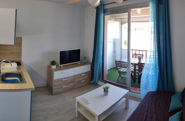 Great accommodation for 4 next to the beach and swimming pool