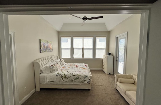 Owl's Nest Retreat: Sleeps 20, Kentucky Hilltop w/Hot Tub and lots of room!