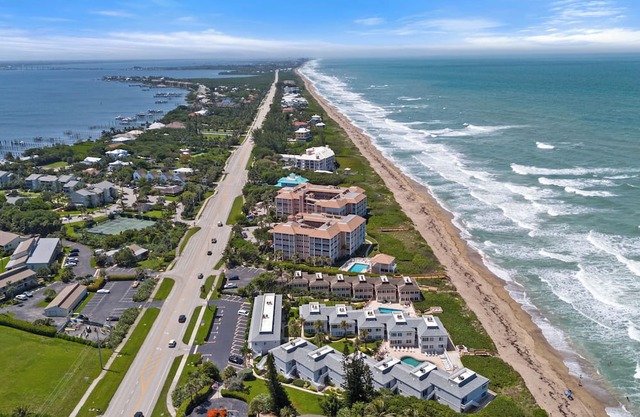 2-bedroom condo on the beach in peaceful Hutchinson Island Stuart with WiFi, AC