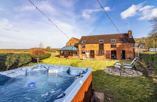 Hillside Farm, King Beds, Hot Tub, Games Room, BBQ