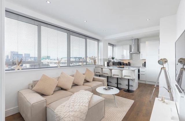 10 minutes from Brighton Pier! | Luxury 2-Bed Hove | Suite Escape
