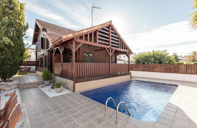 Wooden house with private pool, located in an emblematic place of Valencia.