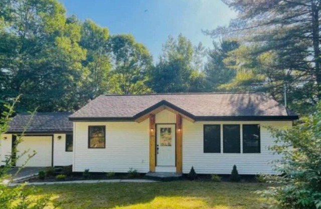 Adirondack Getaway-2 Bed 1BR w/bonus room-Located at the foot of the Adirondacks