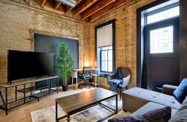 CW | 1 Bed | Walker's Point | Cream City | Luxury