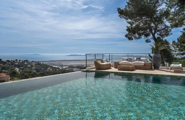 Exceptional villa - panoramic view - sleeps 10 - pool - near beach