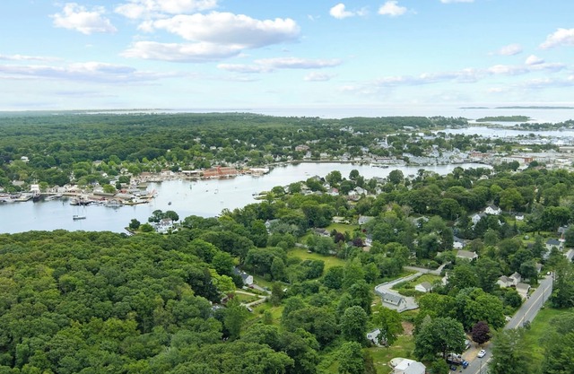 Cozy 1-bedroom house within walking distance to Downtown Mystic!