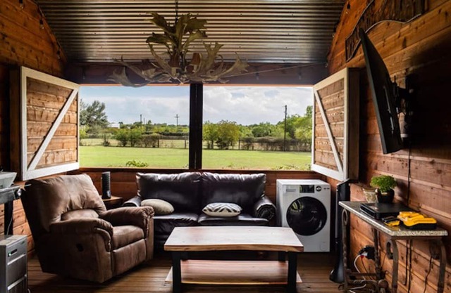 Hill Country Getaway - Cozy Stonewall Retreat Near Wineries & Fredericksburg