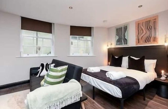Studio by the Sea (close proximity to beach front & centre of town)