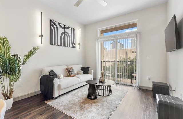 Downtown Houston Modern Elegant Loft with Free Parking/WiFi/Skyview/Pool