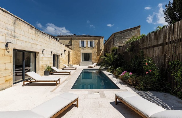 La Girondine - Pool, billiards, vineyards and estuary