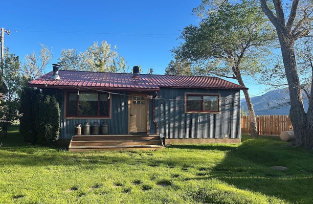 Fantastic 2-bedroom cottage in Gardnerville,NV. Just 20 minutes from Lake Tahoe.