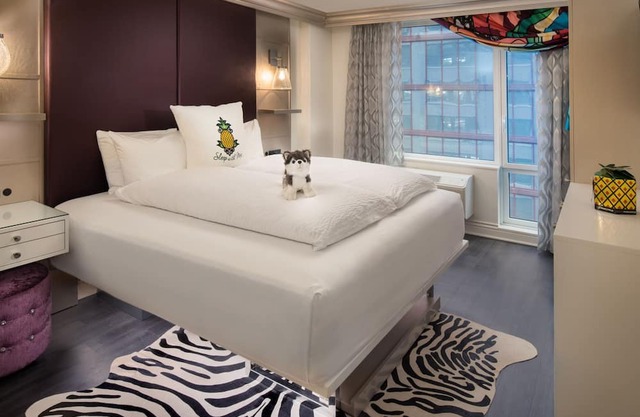 Stunning Room: Comfy King Bed, Unique Decor - NYC Hub