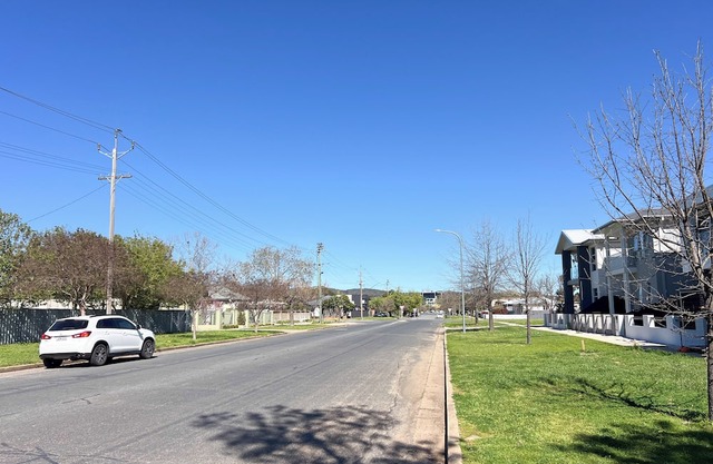Deluxe stay in central Wagga Wagga with essential conveniences nearby!