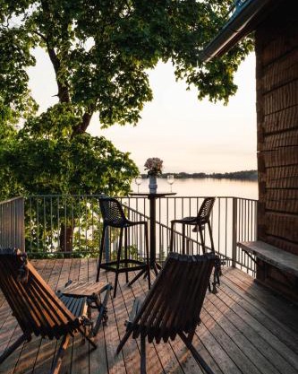 Lakefront log suite