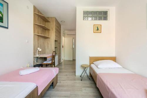 Makarska room 2 bets with balkon 50 m from beach