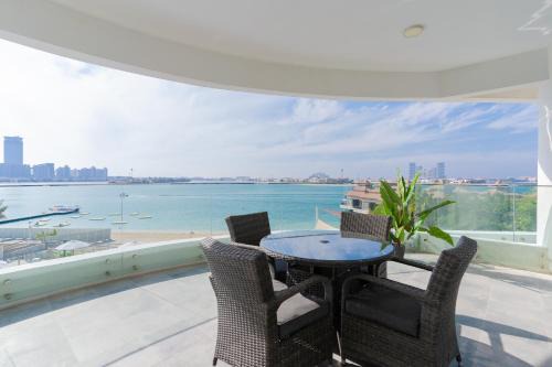 Scenic 2BR in Mina Azizi, Palm Jumeirah