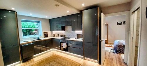 Bright, spacious and modern, garden flat in Central Windsor, private entrance, free parking, EV point, garden view, close to Legoland, Windsor Great Park, Ascot, Heathrow