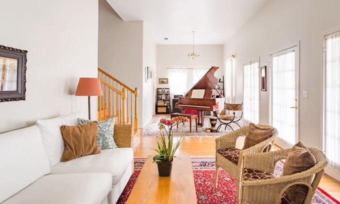 Pasadena House | Charming Home with a Grand Piano & Breakfast & Parking