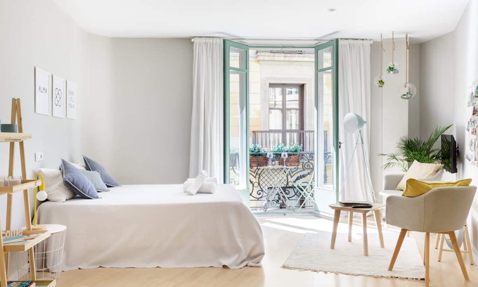 Gothic Quarter Apartment | Fresh, Relaxing Studio at Iconic Las Ramblas