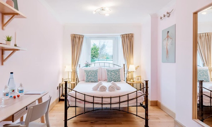 Gilmerton Apartment | Carlotta Guest House in Peaceful South Edinburgh