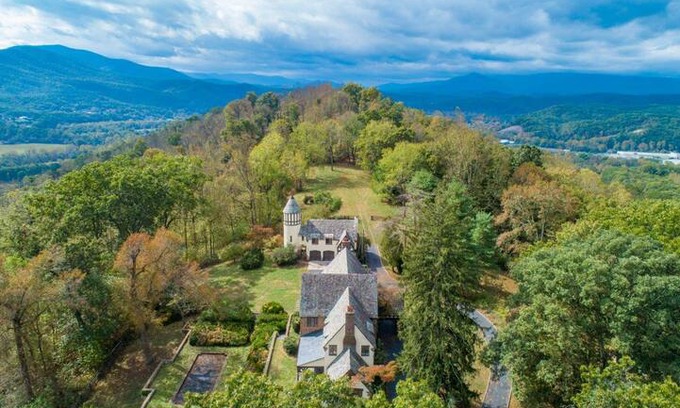 Covington Villa | Elegant & Private Tudor Mansion