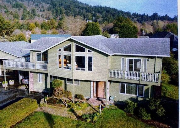 Brookings House | Where the Winchuck River meets the Pacific Ocean!