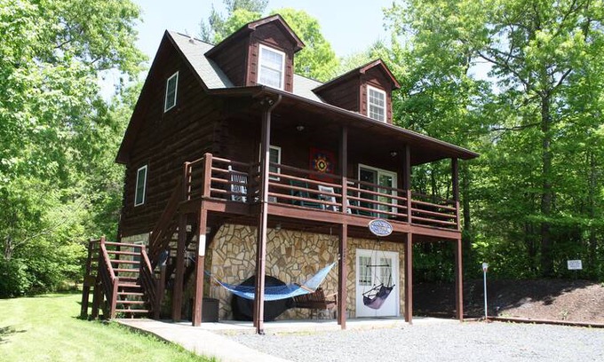 West Jefferson Cabin | Backside of the Moon- Private Cabin with Hot Tub