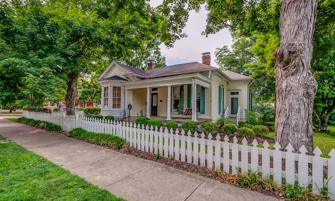 Franklin House | Historic "Rhodes-House" on W Main