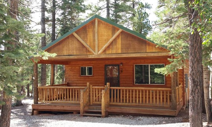 Meadow View Heights Cabin | Cozy Cedar Mountain Cabin