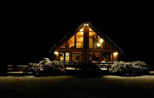 Morrisville House | Stowe Log Chalet: Fireplace | Hot Tub | Views (M)