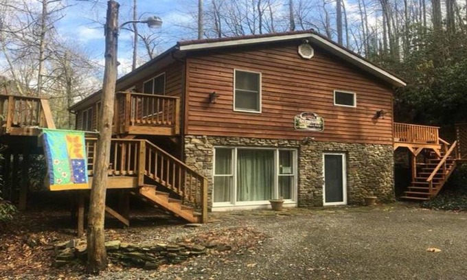 Elkins Cabin | “The Overlook” Beautiful Riverfront Getaway!