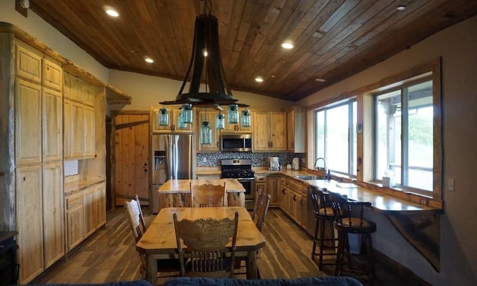 Jamestown House | Agape Bee Retreat