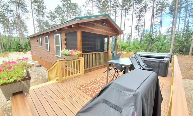 Malone Cabin | Modern Tiny Home next to Titus Mtn Ski Resort