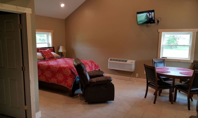 Buckner House | New cabin 5 minutes from Rend Lake